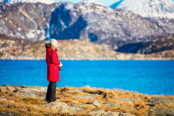 息をのむフィヨルド ノルウェー北部の冬の風景を楽しんでいる若い女性の背面図 — ストック写真