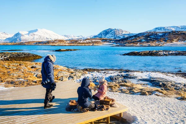 Belle Famille Père Enfants Profitant Pique Nique Avec Une Vue — Photo