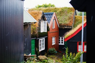 Faroe Adaları 'ndaki Torshavn tarihi bölgesinde çimen çatılı geleneksel siyah evler