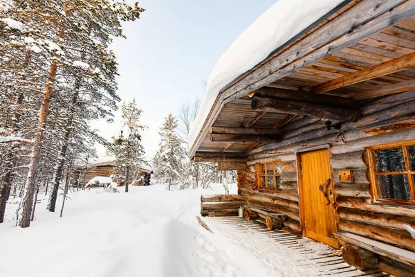 Hermoso Paisaje Invierno Con Cabaña Madera Árboles Cubiertos Nieve — Foto de Stock