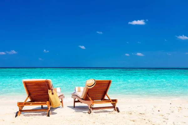 Liegestühle Aus Holz Einem Wunderschönen Tropischen Strand Auf Den Malediven — Stockfoto