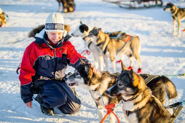 Dospívající Chlapec Mazlit Husky Spřežení Norsku — Stock fotografie