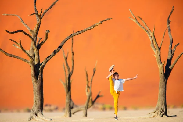 Adorable Girl Dead Camelthorn Trees Surrounded Red Dunes Deadvlei Namibia — Stock Photo, Image