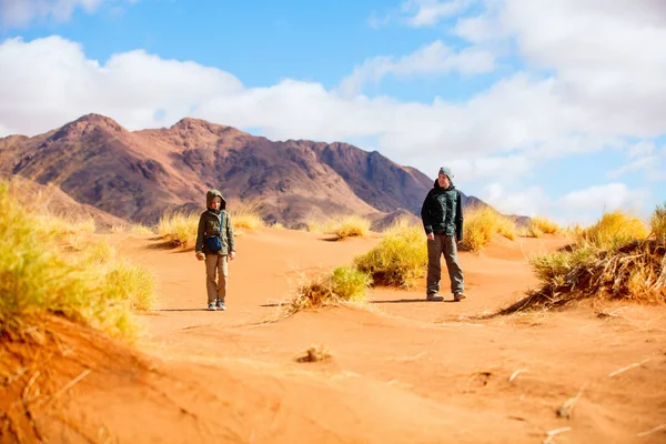 Dva Děti Bratr Sestra Těší Nádherný Výhled Hory Tiras Namib — Stock fotografie