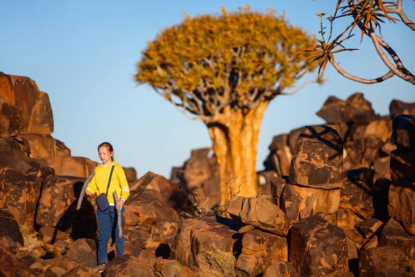 Gün Batımında Namibya Keetmanshoop Yakınlarındaki Ağaç Ormanında Genç Bir Kız — Stok fotoğraf
