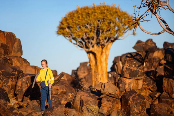 Jong Meisje Het Bejaardenbos Bij Keetmanshoop Namibië Bij Zonsondergang — Stockfoto