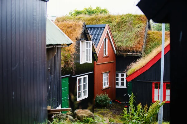 Faroe Adaları Ndaki Torshavn Tarihi Bölgesinde Çimen Çatılı Geleneksel Siyah — Stok fotoğraf