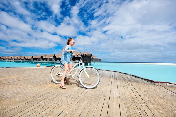 Linda Chica Montando Bicicleta Isla Tropical Disfrutando Vacaciones Activas — Foto de Stock