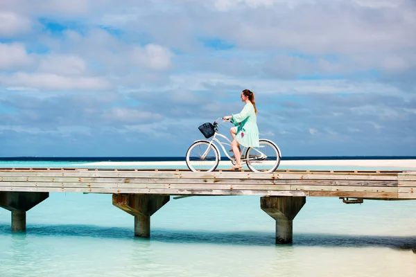 Joven Mujer Montar Bicicleta Embarcadero Sobre Océano Tropical Disfrutando Vacaciones —  Fotos de Stock