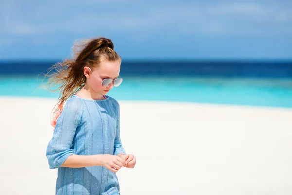 Menina Adorável Praia Durante Férias Verão — Fotografia de Stock