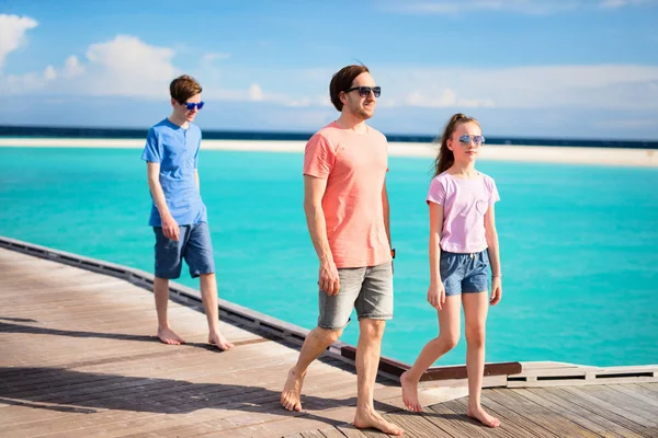 在热带岛屿度假胜地享受暑假的父亲和孩子们 — 图库照片