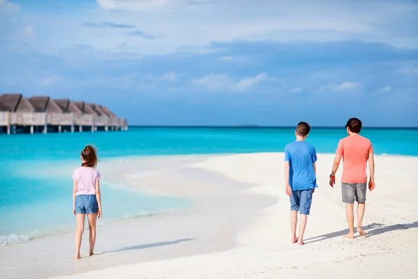 Vista Trasera Familia Padre Hijos Disfrutando Vacaciones Verano Isla Tropical —  Fotos de Stock