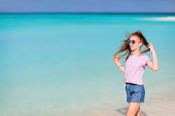 Schattig Meisje Aan Het Strand Tijdens Zomervakantie — Stockfoto