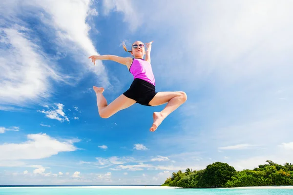Ευτυχισμένο Κορίτσι Άλμα Τροπική Παραλία Έχει Πολλή Διασκέδαση Στις Καλοκαιρινές — Φωτογραφία Αρχείου