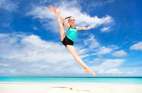 Menina Feliz Pulando Praia Tropical Divertindo Muito Nas Férias Verão — Fotografia de Stock