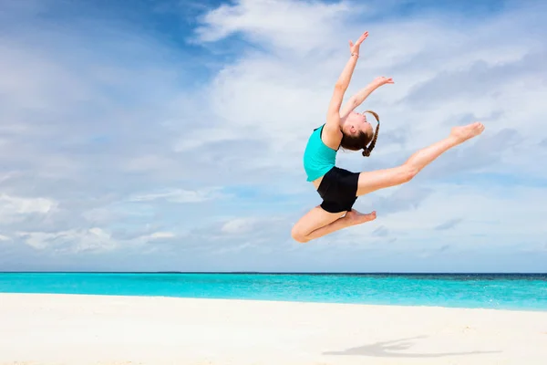 Happy Girl Jumping Tropikalnej Plaży Wiele Zabawy Wakacjach — Zdjęcie stockowe