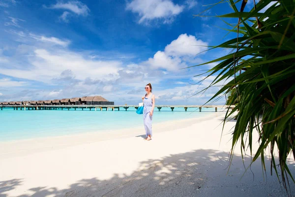 Mladá Žena Kráčí Bílém Písku Tropické Pláže Obklopen Tyrkysové Oceánské — Stock fotografie