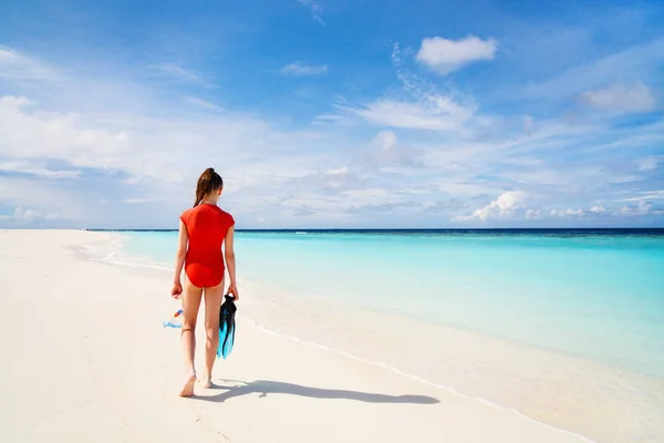 Zadní Pohled Dospívající Dívky Šnorchlování Zařízení Pláži Během Letní Dovolené — Stock fotografie