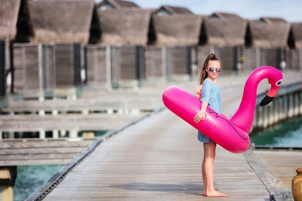 Menina Adorável Com Flamingo Rosa Inflável Desfrutando Férias Verão Tropicais — Fotografia de Stock