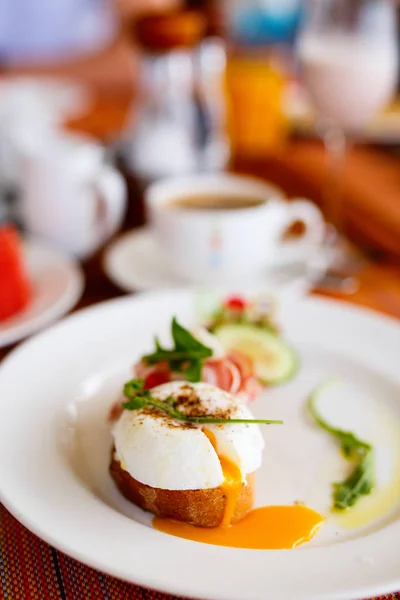 Pečená Vejce Podávaná Snídani Bruschettou Zeleninou Kávou Džusem — Stock fotografie