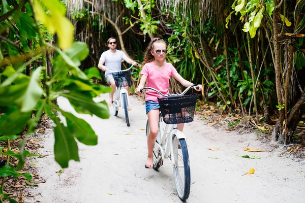 Famiglia Padre Figlia Bicicletta Impostazioni Isola Tropicale Divertirsi Insieme — Foto Stock