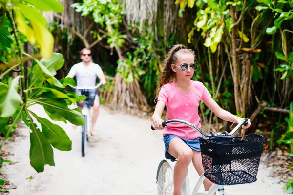 Famiglia Padre Figlia Bicicletta Impostazioni Isola Tropicale Divertirsi Insieme — Foto Stock