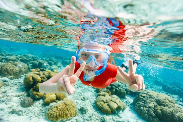 Underwater Photo Little Girl Swimming Snorkeling Tropical Ocean — Stock Photo, Image