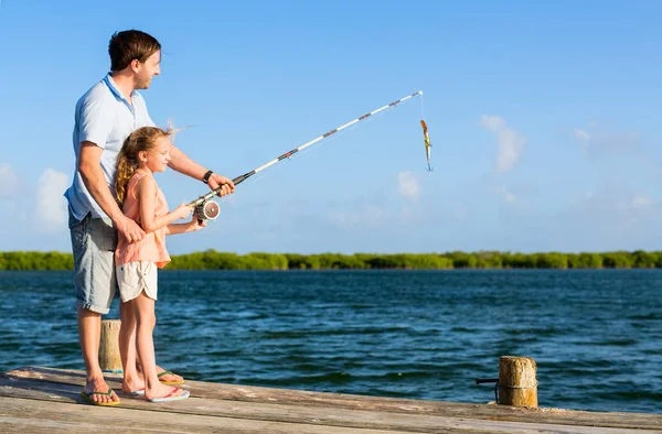 木製の桟橋から一緒に家族の父と娘釣り — ストック写真