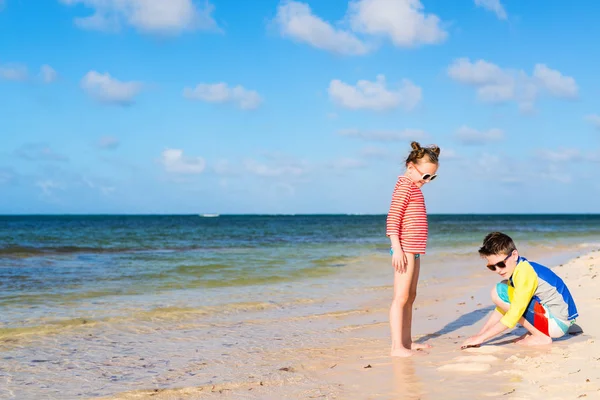 Dla Dzieci Zabawy Plaży Podczas Letnich Wakacji Grając Razem — Zdjęcie stockowe