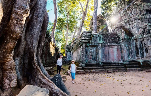 Famiglia Che Visita Antico Tempio Prohm Angkor Area Archeologica Cambogia — Foto Stock