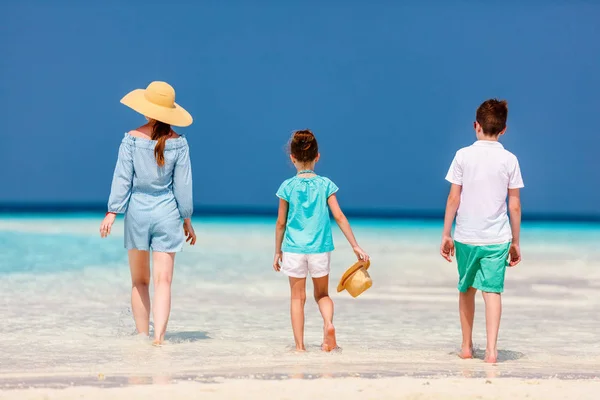 Família Mãe Crianças Desfrutando Férias Praia Tropical — Fotografia de Stock