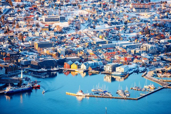 Oben Blick Auf Die Wunderschöne Winterlandschaft Der Schneebedeckten Stadt Tromso — Stockfoto
