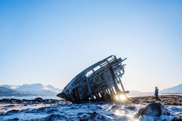 Adolescent Garçon Exploration Naufragé Bateau Viking Bois Dans Nord Norvège — Photo