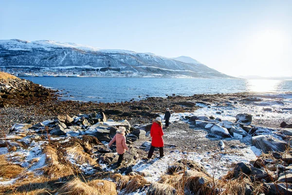 母と北ノルウェーのフィヨルドに囲まれたビーチで屋外雪に覆われた冬の日を楽しむ子供達の美しい家族 — ストック写真