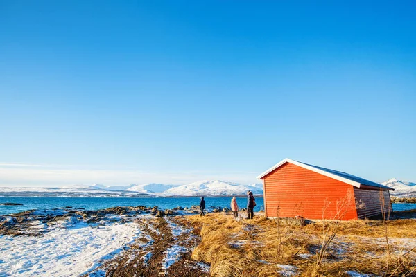 Güzel Aile Baba Çocuklar Karlı Kış Günü Açık Havada Kuzey — Stok fotoğraf
