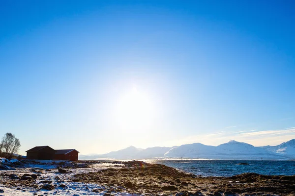 挪威北部海岸美丽的冬季风景 木屋俯瞰着令人叹为观止的峡湾风景 — 图库照片