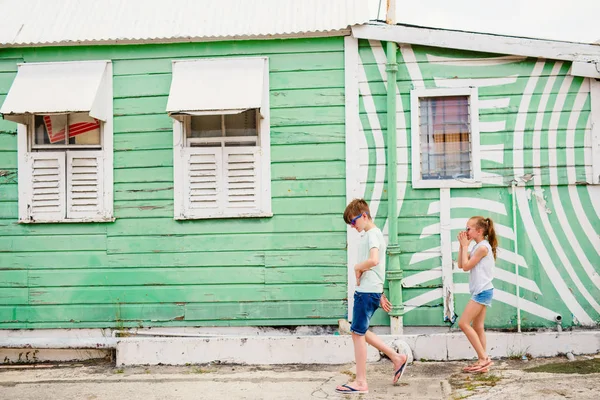 Dos Niños Niñas Aire Libre Contra Colorida Casa Isla Barbados — Foto de Stock