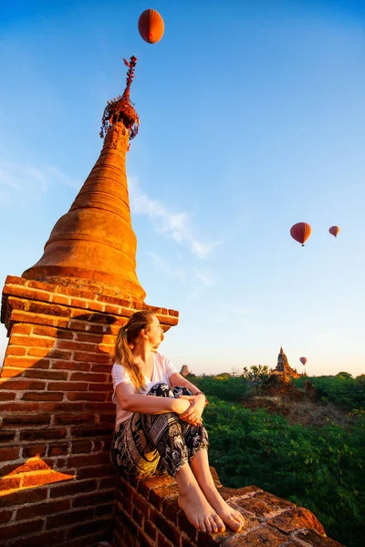 Vacker Kvinna Njuter Utsikt Varm Luft Ballonger Flyga Över Tusentals — Stockfoto