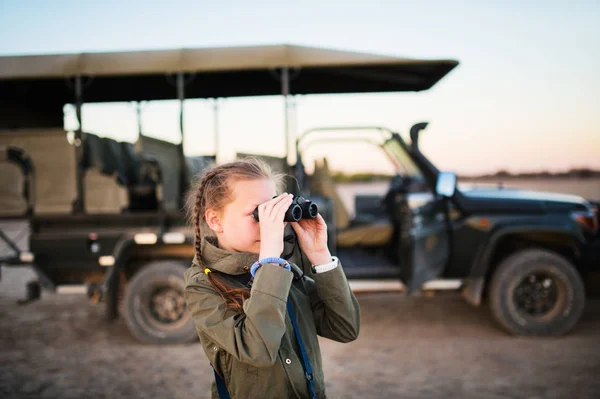Afrika Safarisinde Sevimli Bir Kız Açık Aracın Yanında Oyun Sürüşünde — Stok fotoğraf