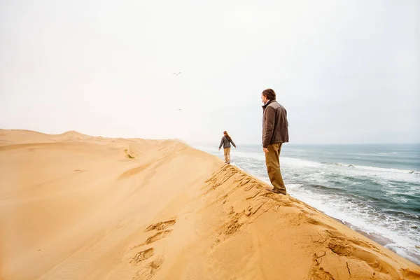 Family Father Daughter Enjoying Ocean View Sand Dune Ridge Sandwich — Stock Photo, Image