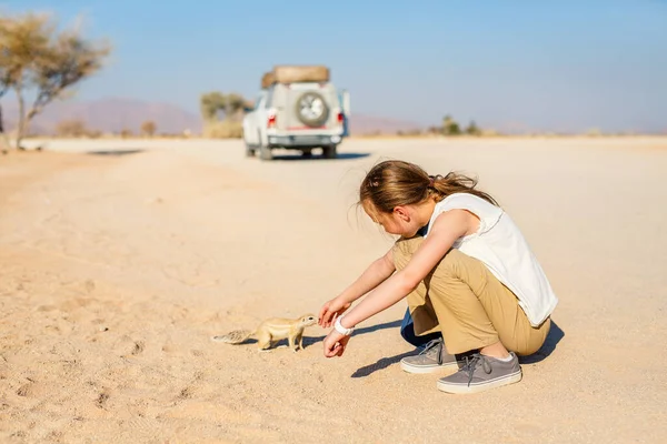 Entzückendes Mädchen Und Kleine Erdhörnchen Namibia — Stockfoto