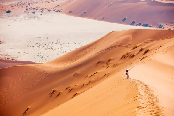 Vue Grand Angle Jeune Femme Escalade Célèbre Dune Sable Rouge — Photo