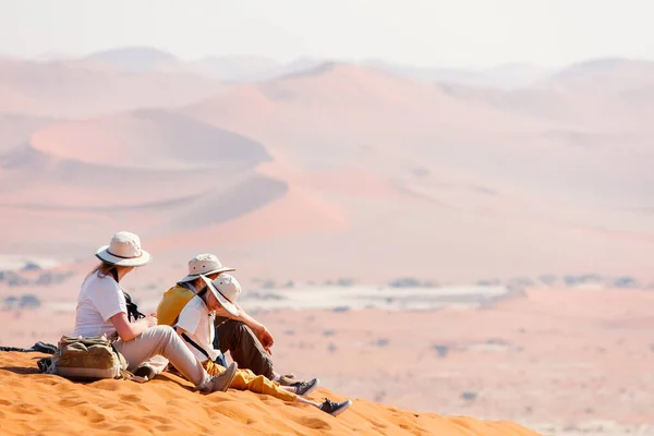 Family Mother Kids Resting While Climbing Famous Red Sand Dune — Stock Photo, Image