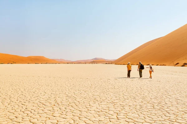 Namibya Deadvlei Kırmızı Kumulları Ile Çevrili Beyaz Kil Tavada Yürüyen — Stok fotoğraf