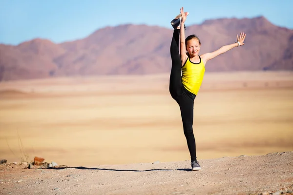 Chica Joven Aire Libre Día Verano Practicando Gimnasia — Foto de Stock