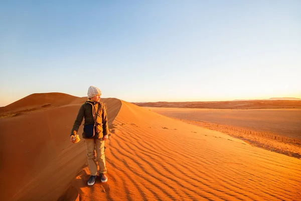 Schattig Klein Meisje Genieten Van Prachtige Zonsondergang Rode Zandduinen Namib — Stockfoto