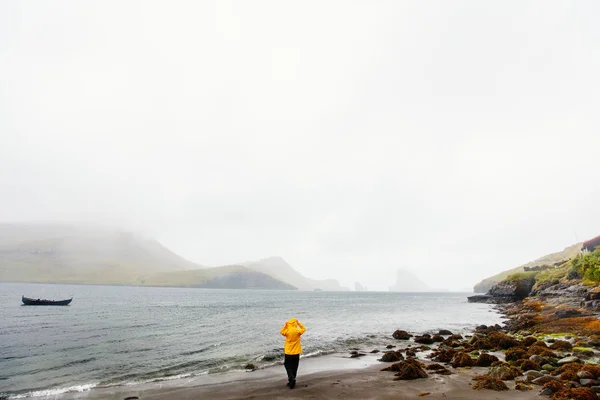 Sahilde Genç Bir Kadının Faroe Adalarının Nefes Kesici Manzarasının Tadını — Stok fotoğraf