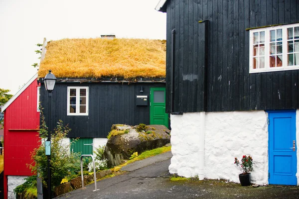 Faroe Adaları Ndaki Torshavn Tarihi Bölgesinde Çimen Çatılı Geleneksel Siyah — Stok fotoğraf