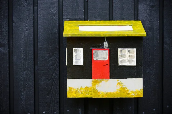 トールシャヴァンフェロー諸島の歴史地区にある草の屋根の伝統的な黒い家のメールボックスの詳細を閉じます — ストック写真