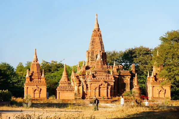 Rodina Matka Děti Navštívit Antické Chrámy Bagan Archeologické Oblasti Myanmaru — Stock fotografie